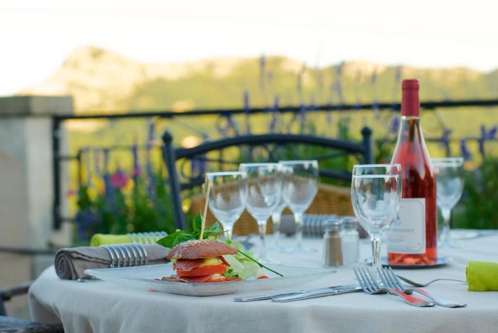 Logis Hotel Restaurant La Porte Des Cevennes Anduze Buitenkant foto