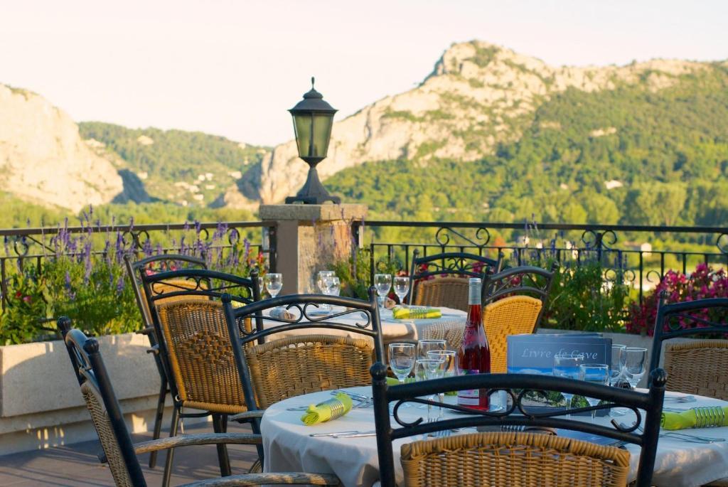 Logis Hotel Restaurant La Porte Des Cevennes Anduze Buitenkant foto