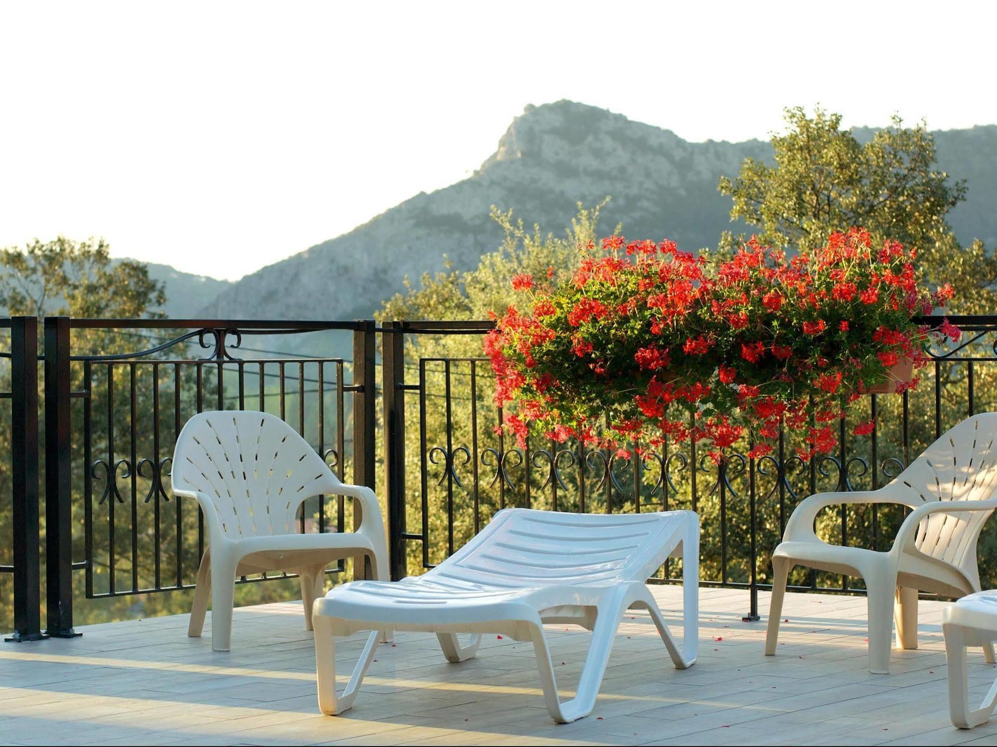 Logis Hotel Restaurant La Porte Des Cevennes Anduze Buitenkant foto