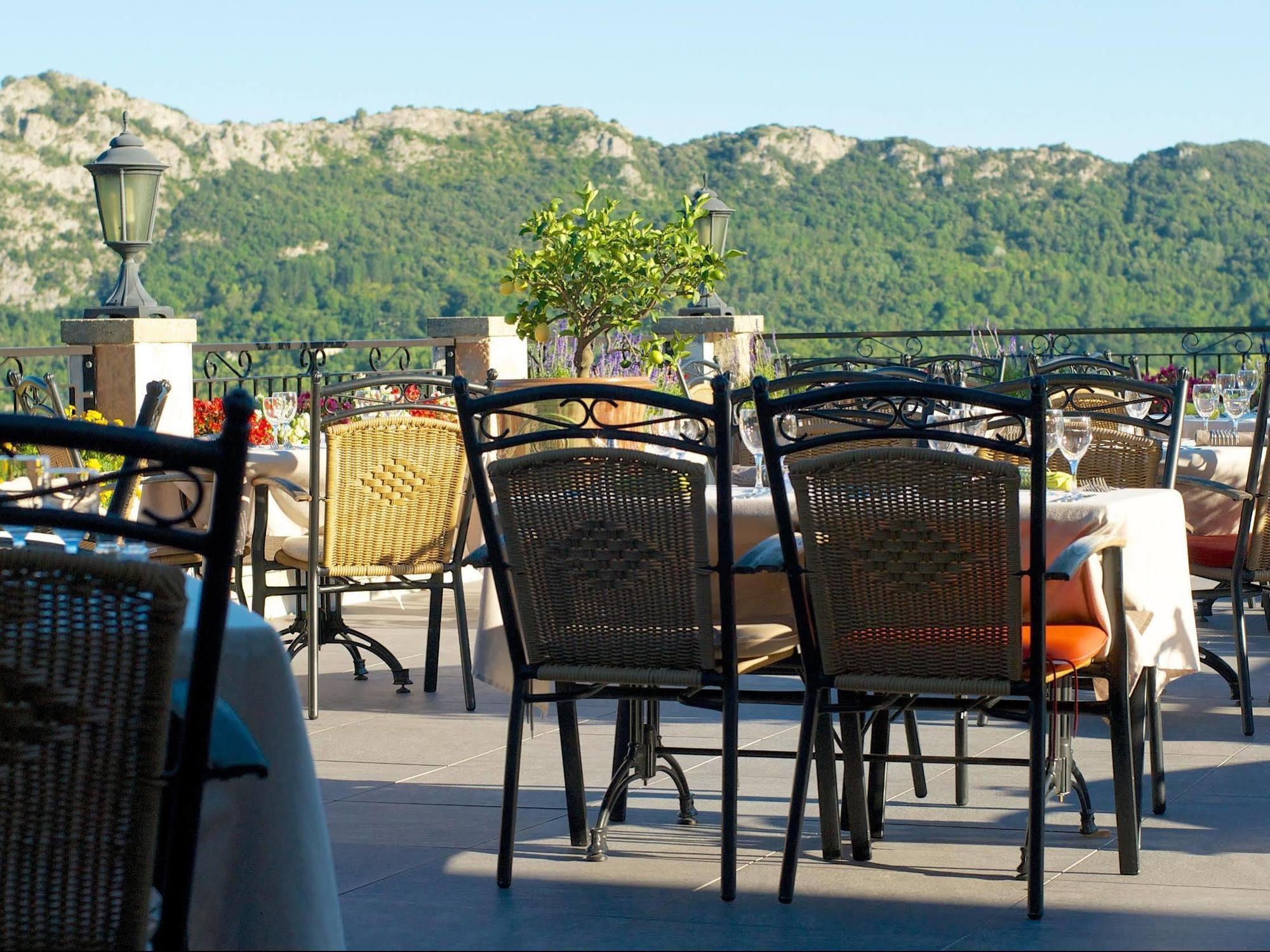 Logis Hotel Restaurant La Porte Des Cevennes Anduze Buitenkant foto