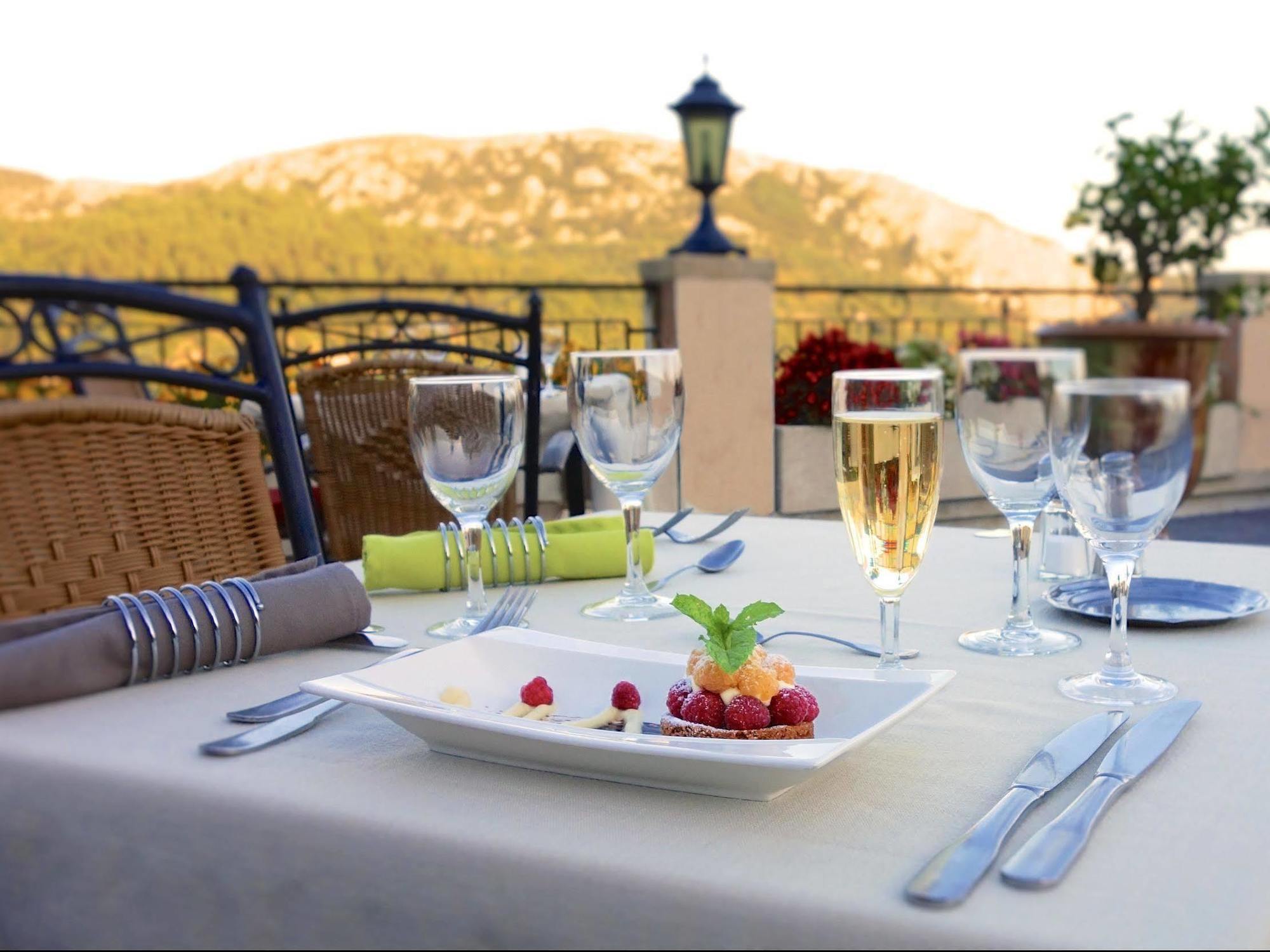 Logis Hotel Restaurant La Porte Des Cevennes Anduze Buitenkant foto